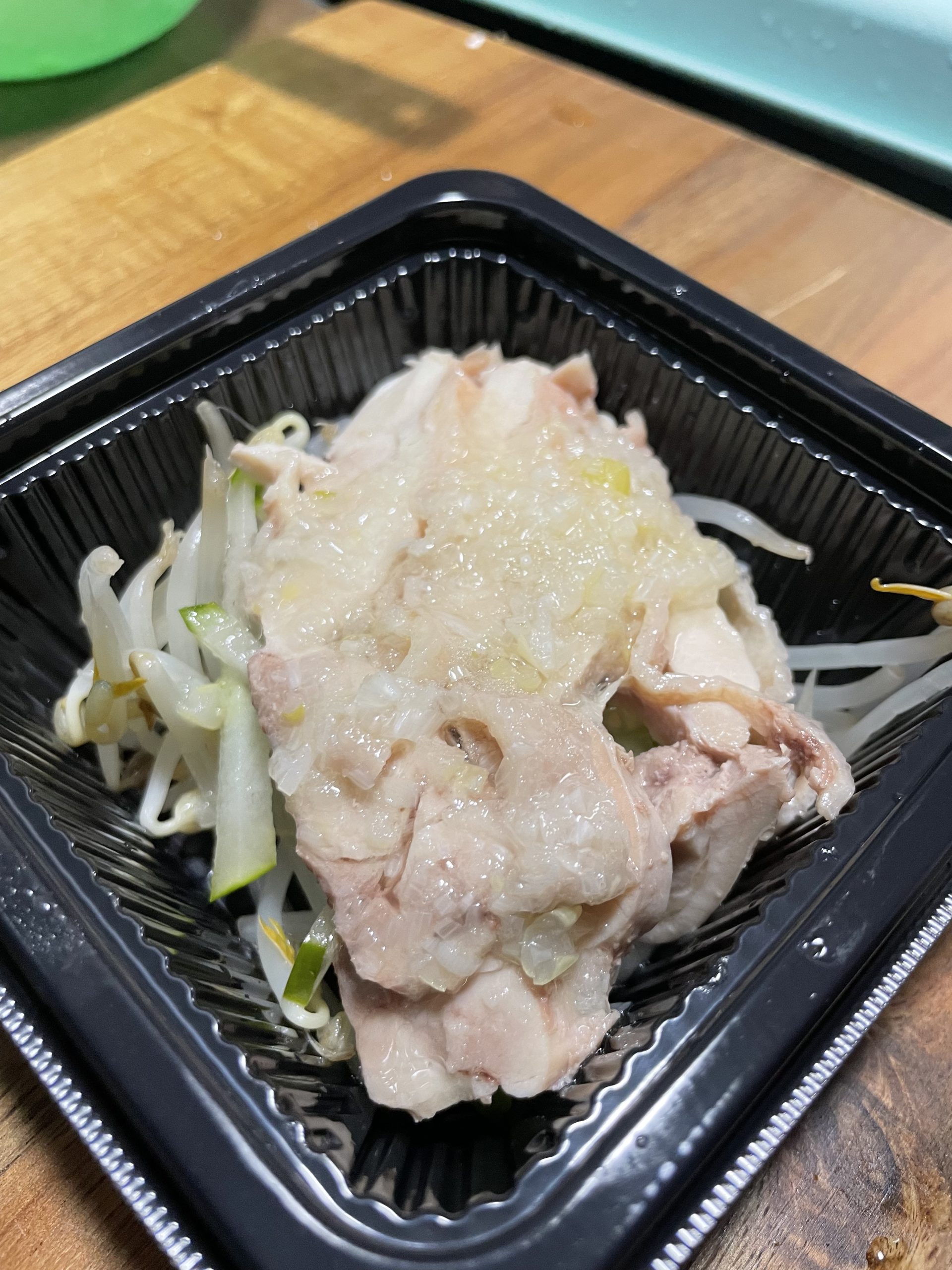 蒸し鶏の冷製”葱生姜ソース”